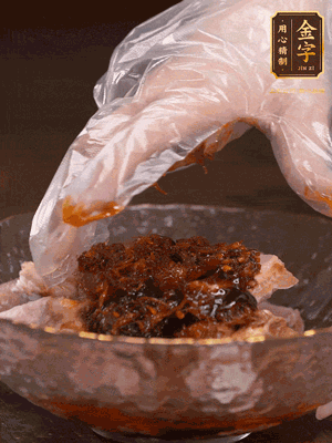 排骨用1勺蠔油、1勺醬油、1勺金字火腿XO醬抓勻腌制半小時