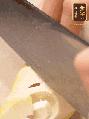 春筍切成滾刀塊，焯水去除澀味