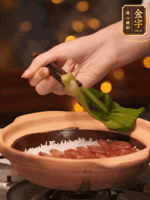 開蓋，碼上香腸和焯好水的青菜