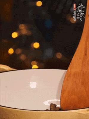 鍋中放入油，倒入醬油肉煸出油脂香味