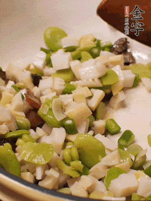 倒入蠶豆、春筍翻炒