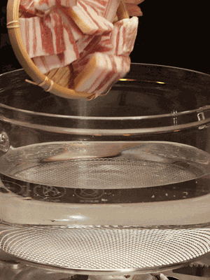 排骨、咸肉，一起下入鍋中，加入蔥，姜，料酒，倒入清水焯水清洗干凈