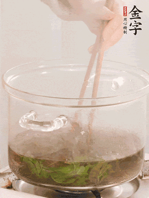 香椿焯水，變色后撈出，切成小段