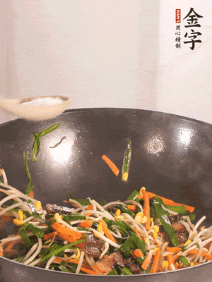 炒合菜：金字醬油肉、綠豆芽、韭菜