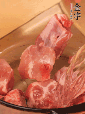 排骨冷水下鍋，加料酒、姜片，煮開(kāi)綽水