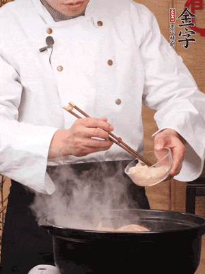 花膠、金湯放入鍋中小火再燉10分鐘