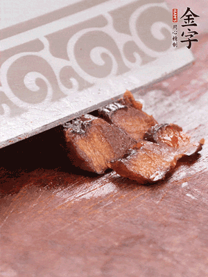金字醬油肉水煮15分鐘，切薄片