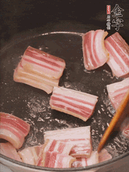 鍋中放菜籽油燒熱，下咸肉、冬筍略微煸炒