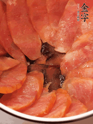 深碗涂抹豬油，頂端鋪枸杞，間隔鋪上香腸、醬油肉片