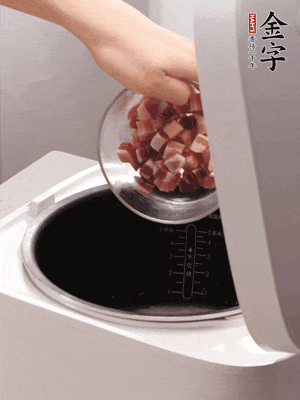 鍋中倒入豬油，油熱后炒熟上海青，給倒少許鹽調(diào)味