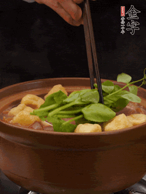 加筒骨煲的經(jīng)典配菜：金字土香腸、油豆腐、千張蓋上蓋子燜一會兒，耐心等候10分鐘。