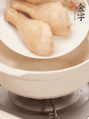 雞腿、火腿、干貝、蒜頭放入砂鍋內(nèi)燉1小時