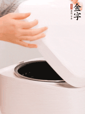 泡發(fā)香菇的水和調(diào)好的醬汁混合在一起，倒入電飯煲中，煮飯。