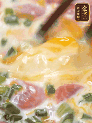 三個全蛋中加適量牛奶、鹽、黑胡椒粉、臘腸、蔥花攪拌均勻