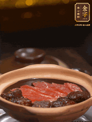 鋪上臘腸和排骨，鍋邊淋一圈油，小火煲10分鐘