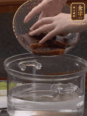 火腿蹄片冷水下鍋，水沸騰后煮5分鐘焯水