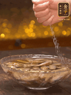 鮮活蟶子反復沖洗干凈，水中加鹽、芝麻香油浸泡30分鐘吐沙