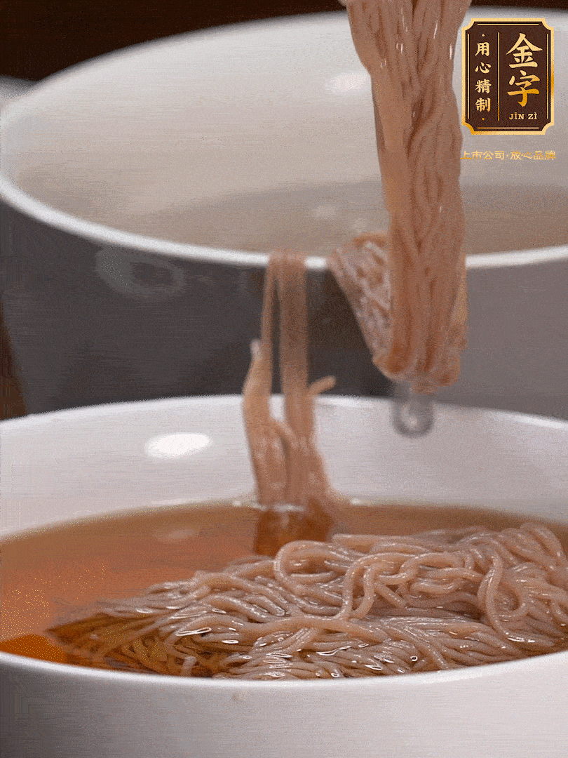 蘋果醋，一點(diǎn)鹽、糖、醬油，兌入涼白開水調(diào)成簡(jiǎn)易冷面湯，放水箱冷藏