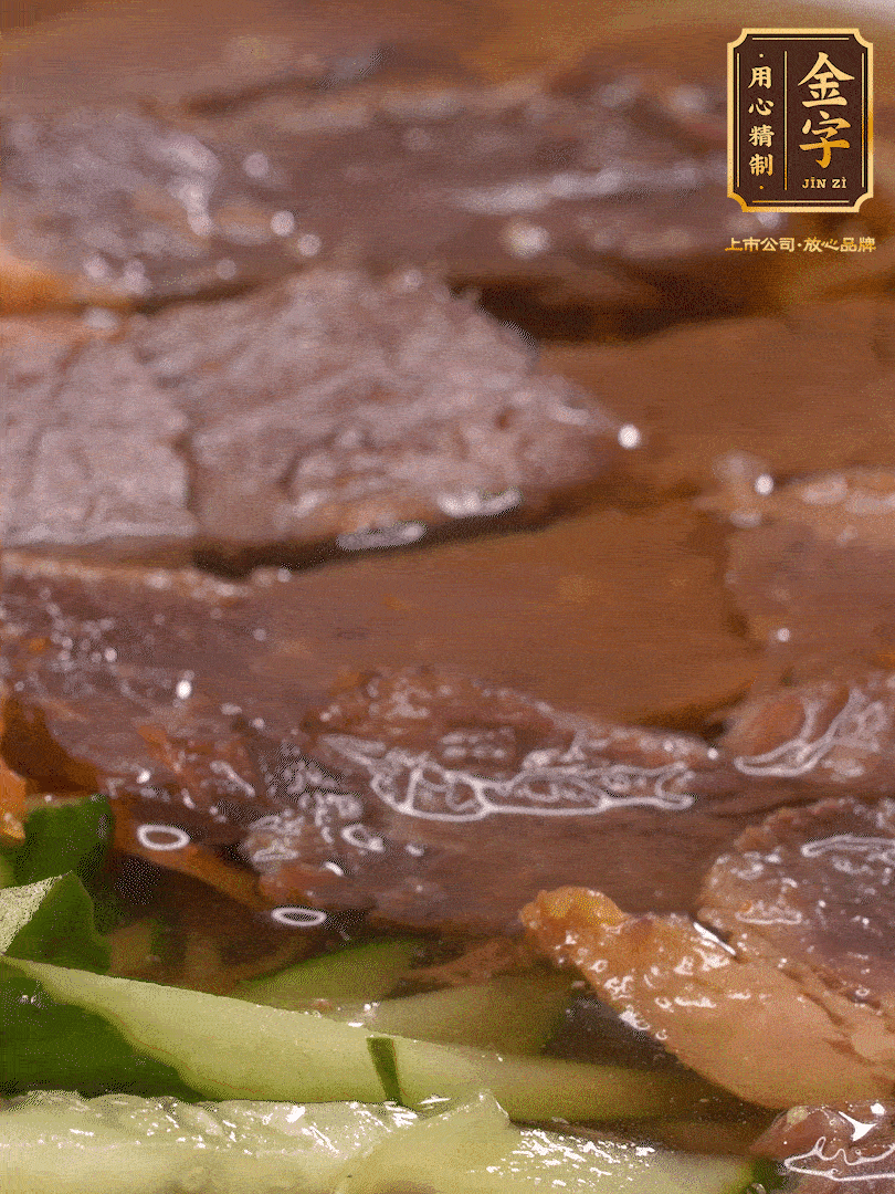 養(yǎng)麥冷面，涼水中清洗浸泡5分鐘，沸水中煮3分鐘，涼水漂洗沖涼