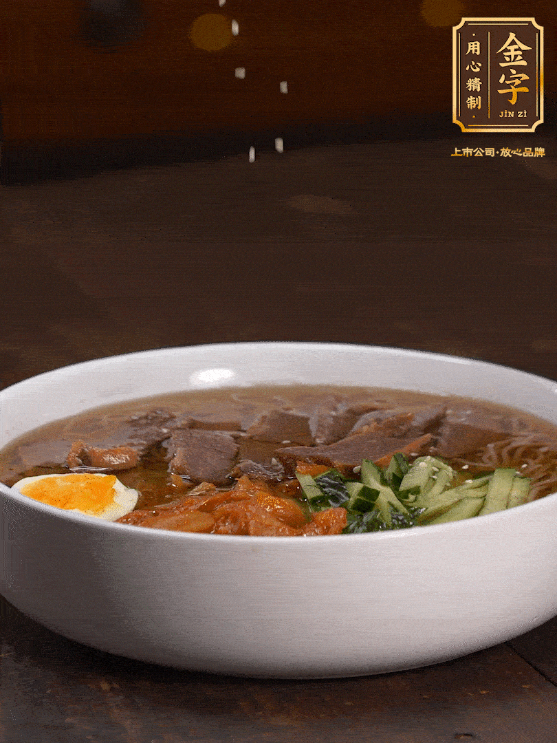 放入冰涼的冷面湯碼上黃瓜絲、泡菜、牛肉、雞蛋，撒點(diǎn)白芝麻