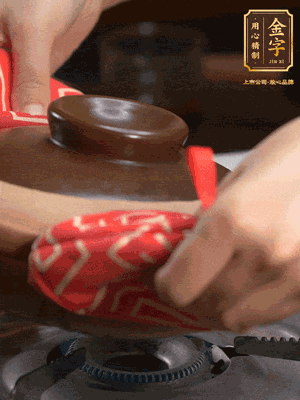 中火調(diào)成小火，鋪上香腸蓋蓋燜5分鐘。不斷轉(zhuǎn)動瓦煲，讓側(cè)壁的飯形成飯焦