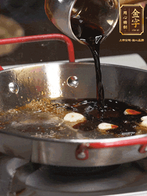 煲飯期間，用油煎熟牛肝菌。再用底油加醬油、蒜片調(diào)出鮮美醬汁