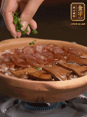 最后鋪上牛肝菌，爭分奪秒地倒上醬汁，撒點小蔥花