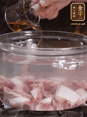 老鴨切塊，鍋里水煮開(kāi)，鴨肉加姜片、料酒焯水