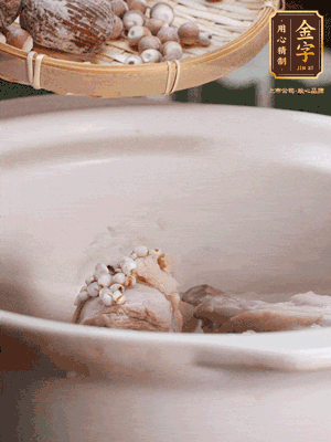 焯好水洗凈的鴨肉、薏米、芡實(shí)、蜜棗+適量水煲1小時(shí)