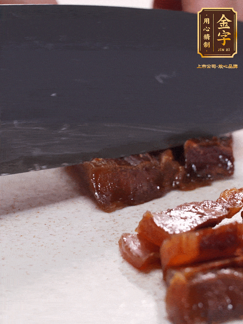 金字臘肉水煮10分鐘，切片