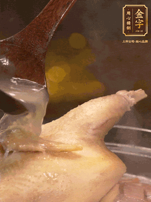 大火燒開后，撇去浮沫。轉(zhuǎn)小火燉2個小時