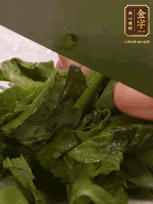 萵筍去皮切丁，萵筍葉切碎