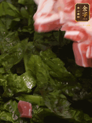 大米淘洗干凈，把食材全部放進去，加適量水攪拌均勻