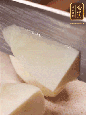 茭白去殼，底部一層老皮刨掉，切成滾刀塊