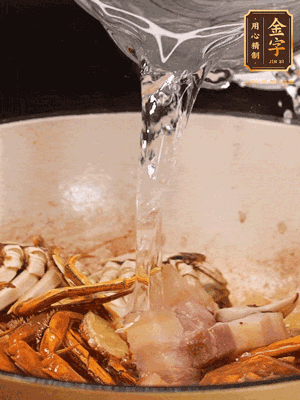 加料酒/花雕酒去腥，加入開水燜10分鐘左右