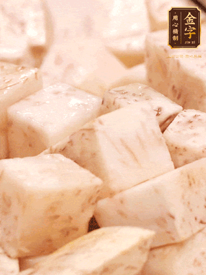 鍋上火下足油，將芋頭炸金黃色至熟