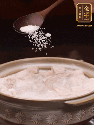 大火后改小火炆8分鐘左右，再加味精、精鹽，繼續(xù)炆至芋頭入味