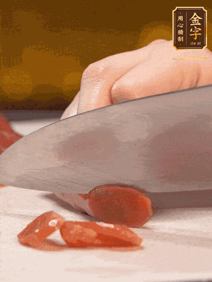 臘腸下水煮10分鐘，切薄片