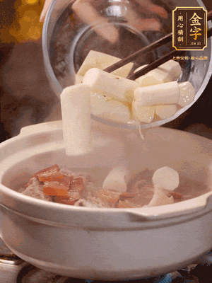 轉(zhuǎn)小火煮1個小時，再放入山藥煮30分鐘，最后加紅棗、枸杞