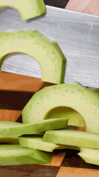 土司表面涂抹橄欖油，烤箱180°烤6 分鐘