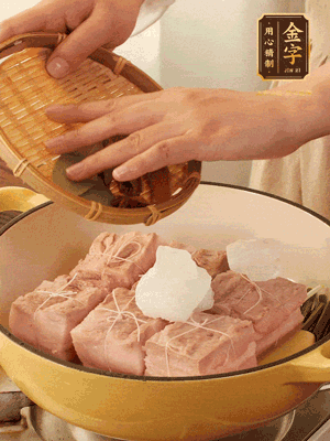 五花肉皮朝下，桂皮、八角、香葉、冰糖、生抽、花雕酒