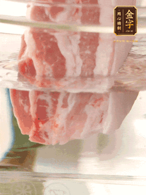 大塊豬五花冷水下鍋，蔥、姜、花雕酒焯水