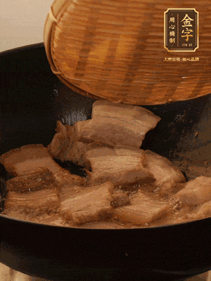 鍋中少油，翻炒五花肉