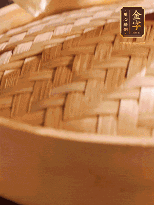 將香腸、醬油肉、臘肉放入蒸容蒸20分鐘