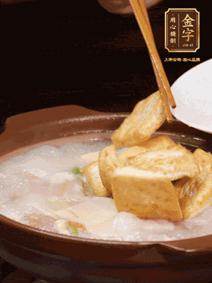 倒入開(kāi)水大火煮開(kāi)，轉(zhuǎn)中小火放咸肉，放一點(diǎn)點(diǎn)糖、味精慢燉10分鐘
