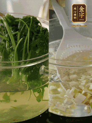 春筍切丁焯水；薺菜加鹽焯水，過涼水后切成細(xì)末