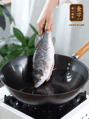 熱油，加1大勺豬油、姜片，再下鱸魚，煎至定型后翻面。（加點(diǎn)豬油，燉出的魚湯更容易變?yōu)榍逅哪贪咨?。?>
					</div>
					<span>步驟 3/6</span>
					<p>熱油，加1大勺豬油、姜片，再下鱸魚，煎至定型后翻面。（加點(diǎn)豬油，燉出的魚湯更容易變?yōu)榍逅哪贪咨?。?/p>
				</li><li>
					<div   id=