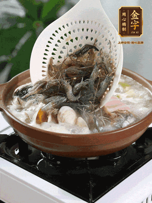 最后加一把蛤蜊、一把河蝦燜2分鐘，放一點(diǎn)白胡椒粉調(diào)味，撒上蔥花點(diǎn)綴！