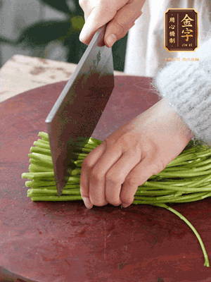 正嫩的藜蒿，掐頭去除根部，切小段