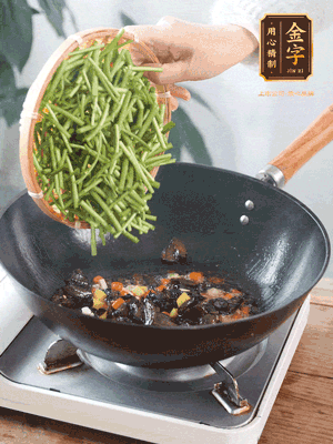 熱油煸香蒜末、姜粒、小米辣，再下臘肉煸炒出香味